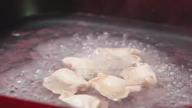 4K实拍立冬团圆过年热气腾腾的饺子出锅视频的预览图